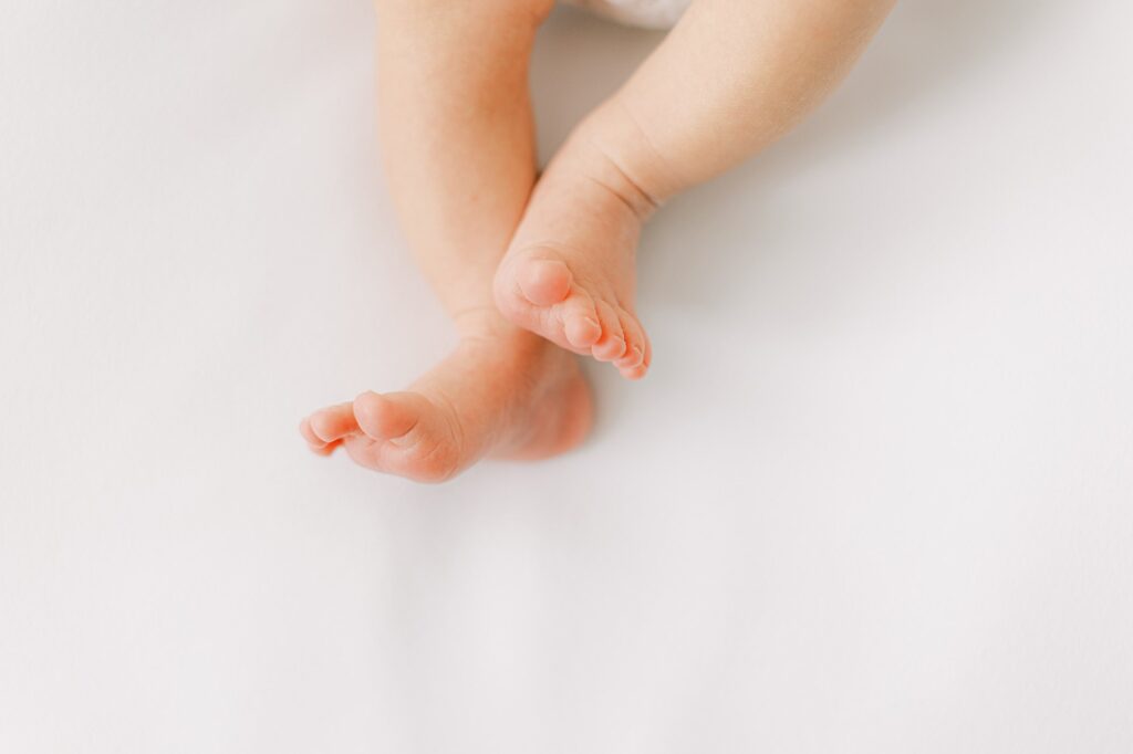 what is the difference between a doula and a midwife